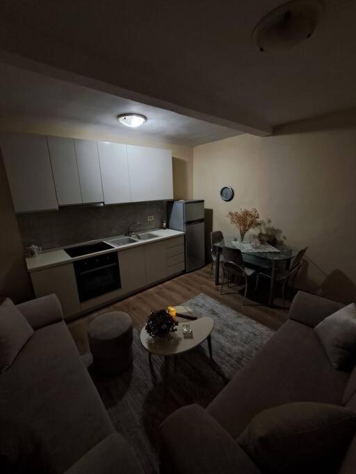 Quiet, Cozy, Luminous Apartment ティラナ エクステリア 写真